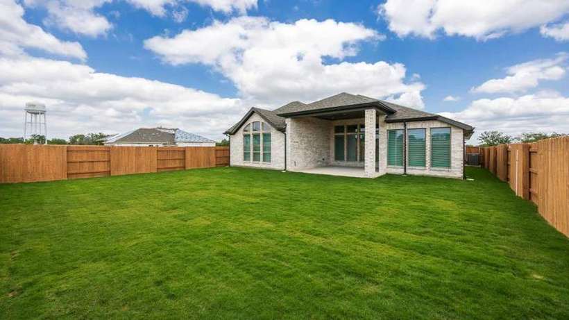 182 Kingswood Dr · Actual Primary Bathroom with Freestanding Tub & Glass Shower