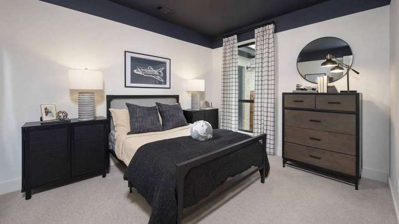 The Colony 45' · High-Ceiling Family Room & Natural Light