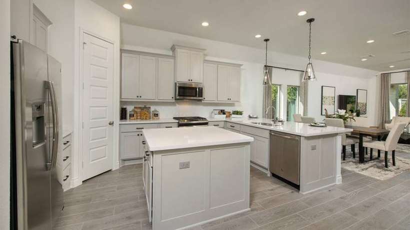Design 1984W · Chef's Kitchen with Eating Bar & Walk-In Pantry